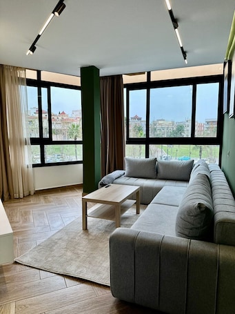 Deluxe Apartment | Living area | 50-inch Smart TV with satellite channels, fireplace, Netflix