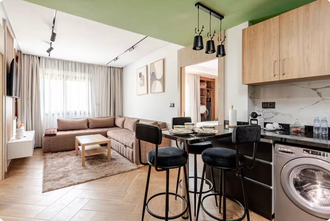 Un appartement moderne comprenant un espace de vie, une cuisine et un coin repas.