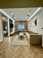 Apartamento Deluxe, 2 habitaciones | Zona de estar | Una Smart TV, una chimenea, Netflix, películas de pago