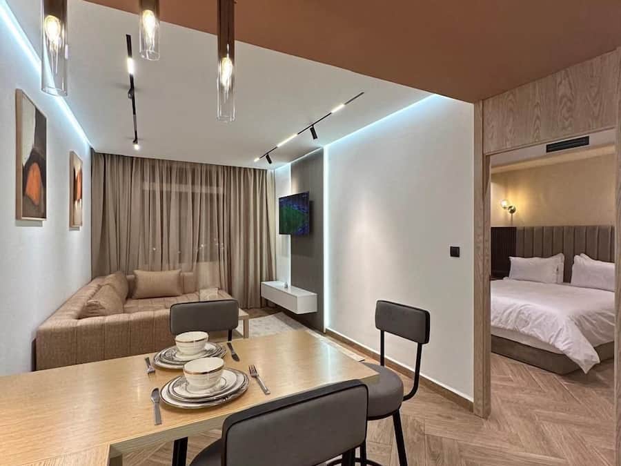 Deluxe-Apartment, 2 Schlafzimmer | Wohnbereich | 50-Zoll-Smart-TV mit Satellitenempfang, Kamin, Netflix