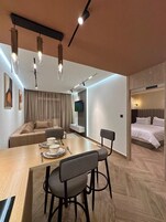 Apartamento Deluxe, 2 habitaciones | Zona de estar | Una Smart TV, una chimenea, Netflix, películas de pago