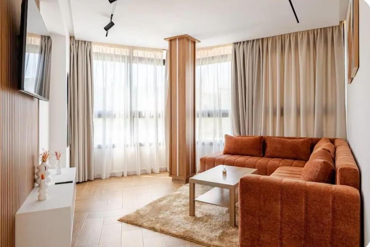 Apartemen Deluks | Area keluarga | Smart TV 50-inci dengan saluran TV satelit, perapian, dan Netflix