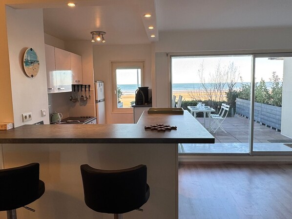 Fridge, microwave, oven, stovetop - 3-room apartment with direct beach access and WiFi (Cabourg)