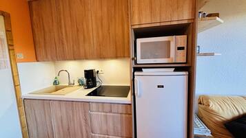 Fridge, dishwasher, coffee/tea maker, toaster