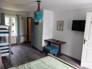 3 habitaciones, tabla de planchar con plancha, cuna de viaje y wifi 