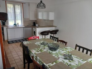 Kylskåp, mikrovågsugn, ugn och spishäll