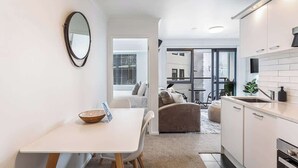 Interior - Central 3BR Full Kitchen & Amenities Zodiak Stays (Auckland)