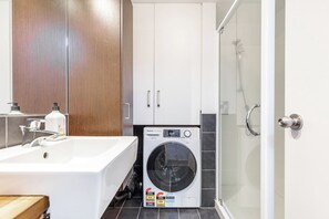 Bathroom - Central 3BR w/ Full Kitchen & Amenities by Zodiak (Auckland)