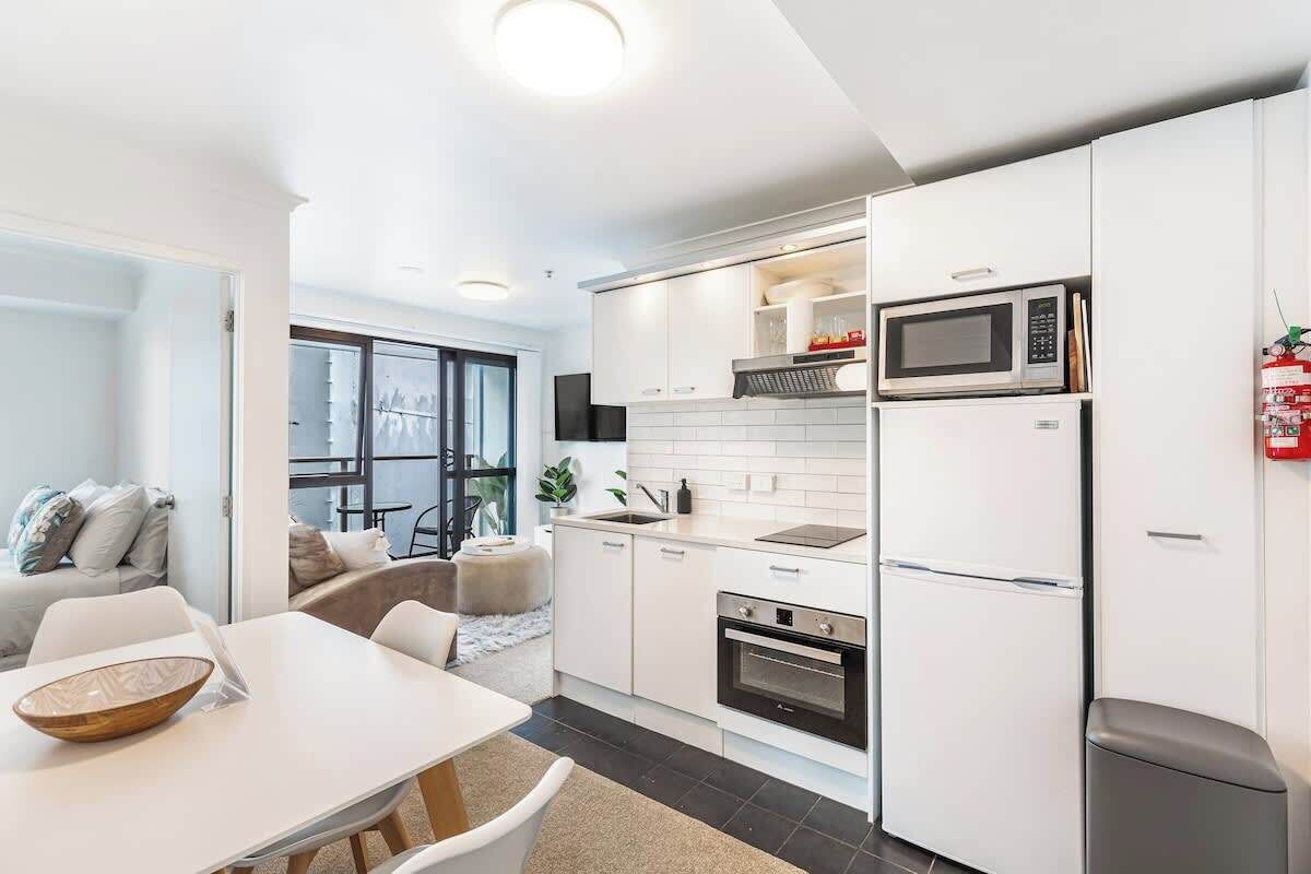 Coffee/tea maker, fridge, microwave, oven