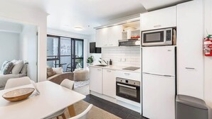 Coffee/tea maker, fridge, microwave, oven - Central 3BR Full Kitchen & Amenities Zodiak Stays (Auckland)