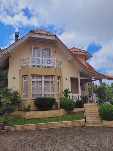 Cozy house with 4 bedrooms close to the center of Gramado. 