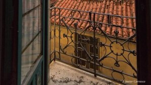 A balcony with a view of terracotta-tiled rooftops and a clear sky. - Hostel Covent Garden by gaiarooms  (León)