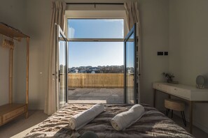 2 bedrooms, iron/ironing board, free WiFi, wheelchair access - A luxury ground-floor apartment, offering stunning coastal views for up to 4 guests (Anglesey)