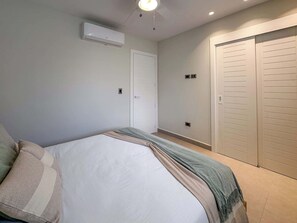 2 slaapkamers, een strijkplank/strijkijzer, reisbedje, wifi
