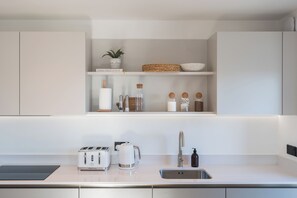 Kjøleskap, mikrobølgeovn, ovn og oppvaskmaskin