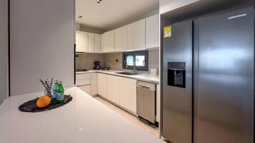 Kühlschrank, Mikrowelle, Ofen, Herdplatte