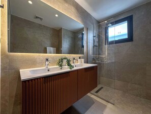 Dusche, Haartrockner, Handtücher