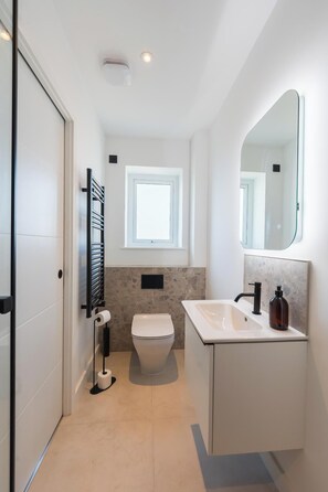 Sèche-cheveux, serviettes fournies