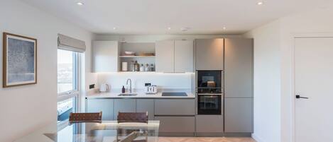 Réfrigérateur, micro-ondes, four, lave-vaisselle