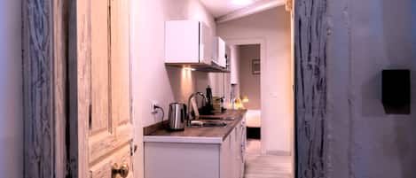 Apartamento superior | Cozinha privada | Geladeira, micro-ondas, cooktop, torradeira