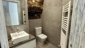 Familie suite, uitzicht op stad | Badkamer | Een douche, een haardroger, handdoeken, zeep