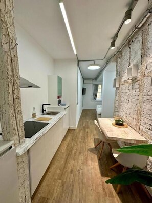 Estúdio | Cozinha privada | Geladeira, micro-ondas, cooktop, cafeteira/chaleira