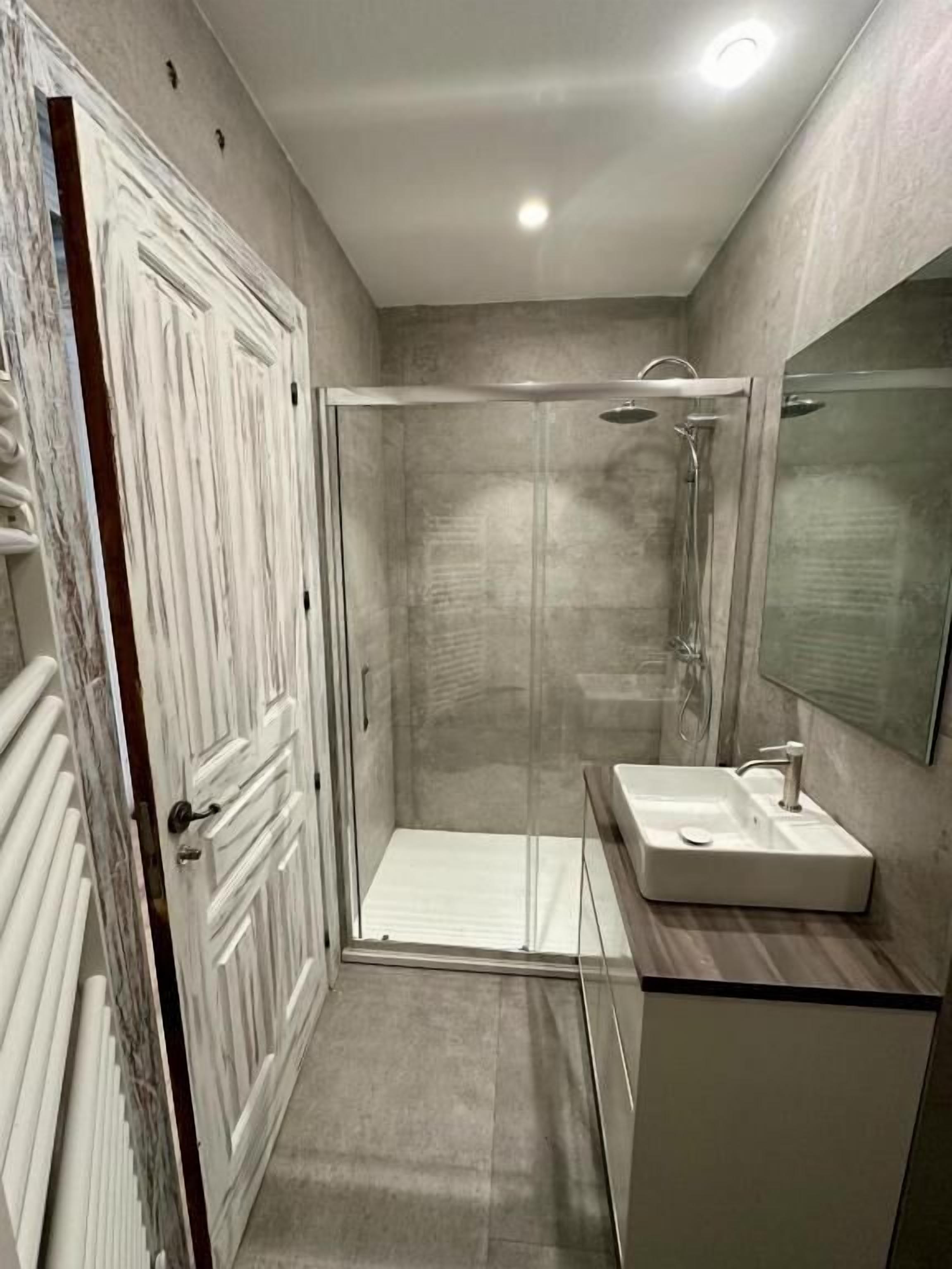 Apartamento | Baño | Ducha, secador de pelo, toallas y jabón