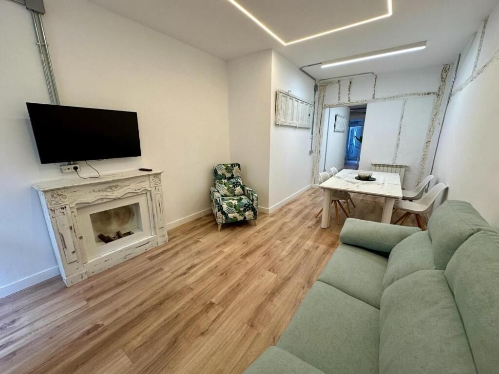 Appartement | Woonruimte | Een 32-inch televisie met digitale zenders