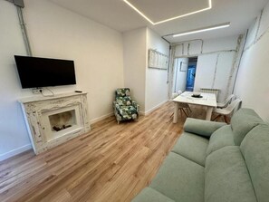 Leilighet | Oppholdsområde | En 32-tommers TV med digitale kanaler