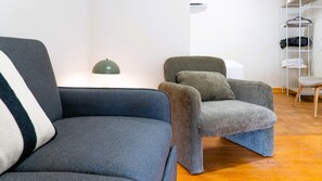 Studio | Oppholdsområde | En 32-tommers TV med digitale kanaler