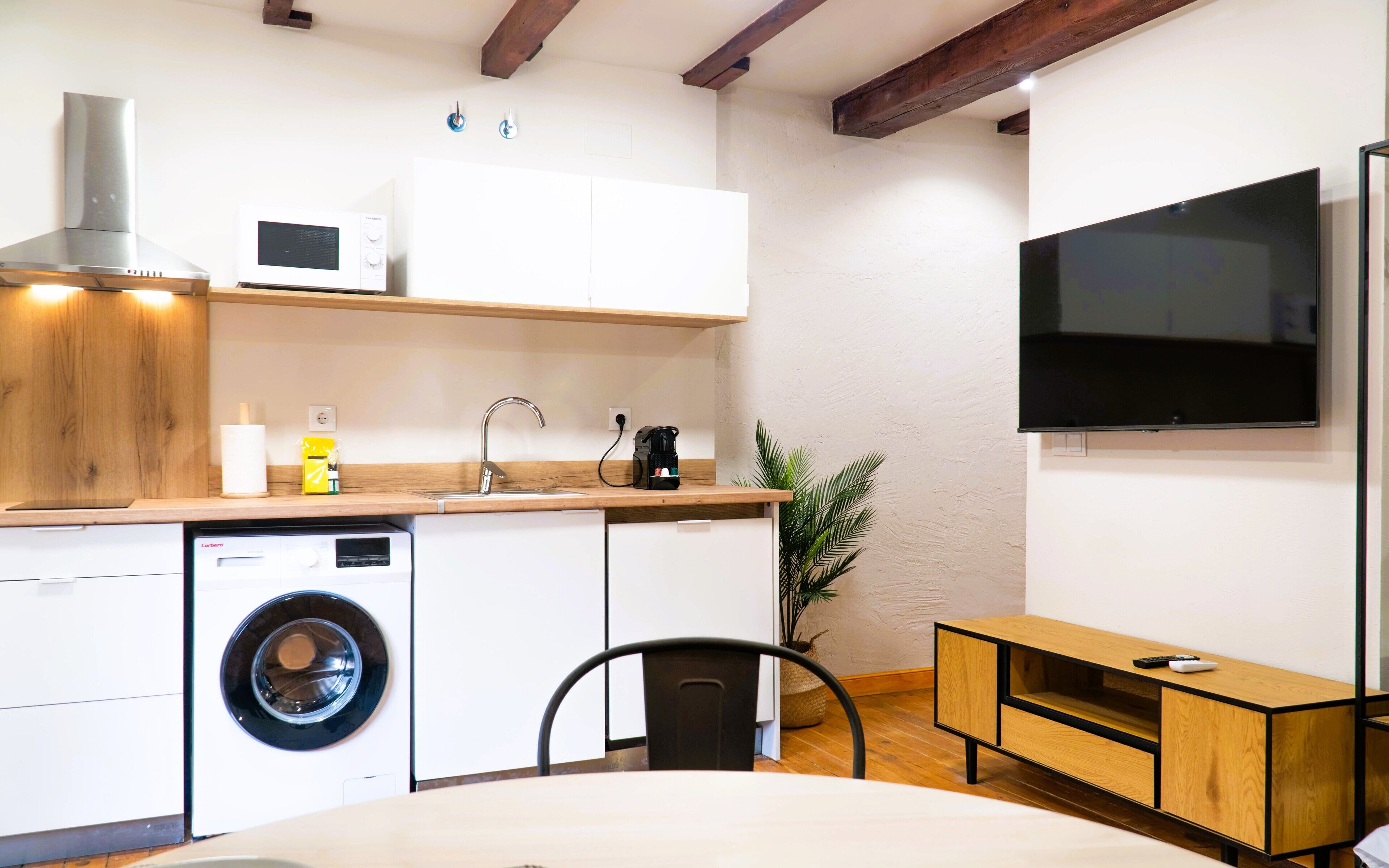 Estudio | Área de sala de estar | Televisión de 32 pulgadas con canales digitales 