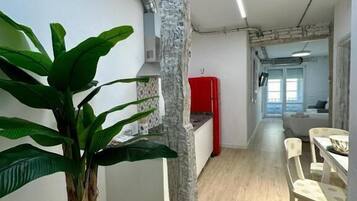 Studio | Privékeuken | Een koelkast, een magnetron, een kookplaat