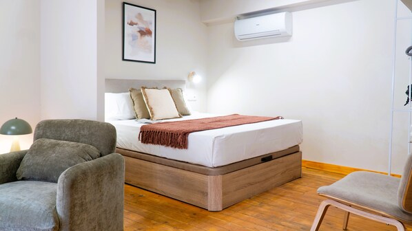 Studio | Down comforters, laptop workspace, soundproofing, free WiFi - Apartamentos Carolina by gaiarooms (León)