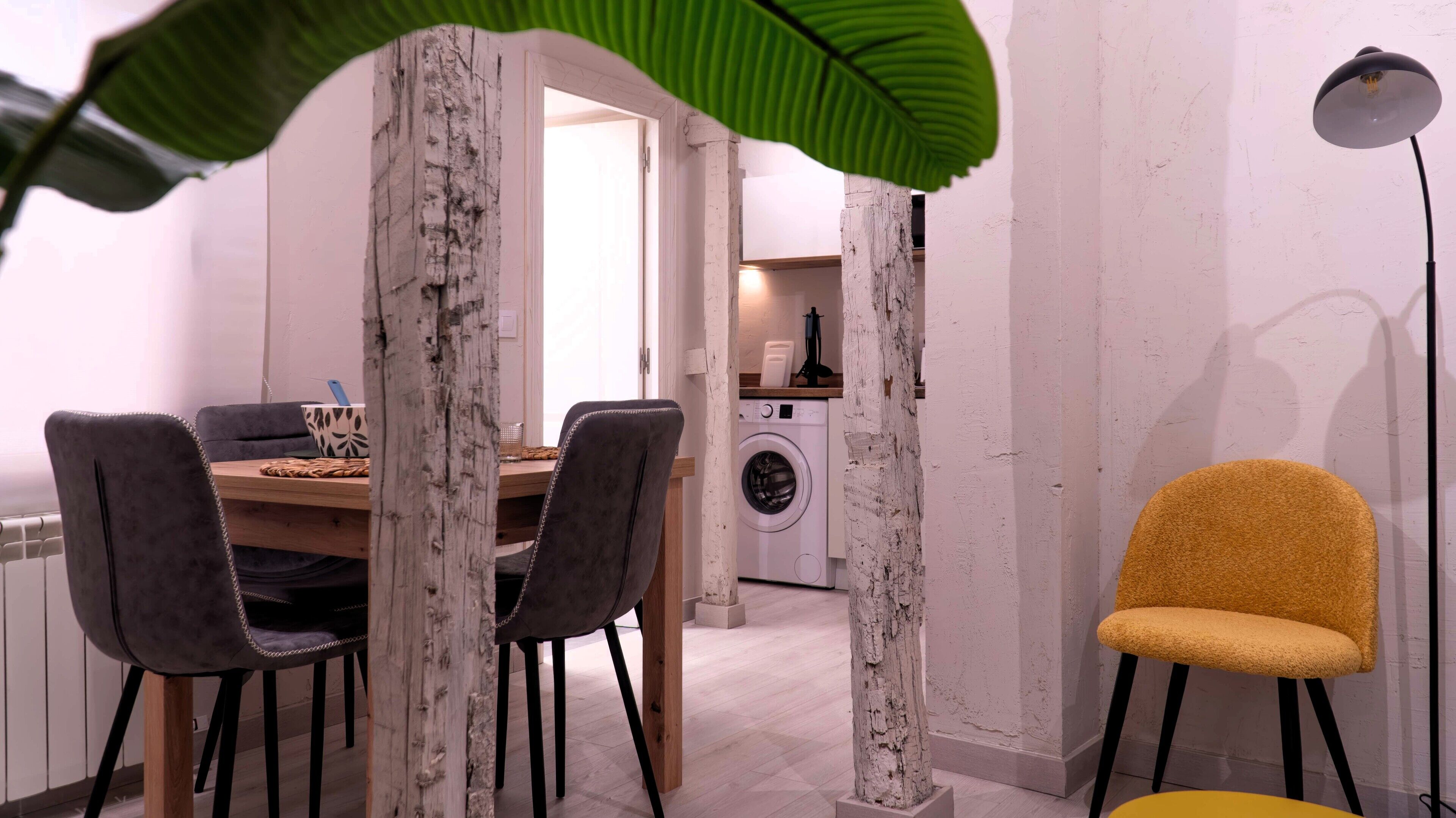 Superior appartement | Privékeuken | Een koelkast, een magnetron, een kookplaat