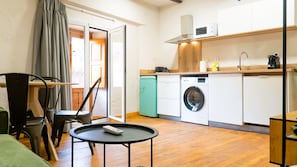 Estudio | Cocina privada | Refrigerador, microondas, parrilla de estufa y cafetera y tetera 