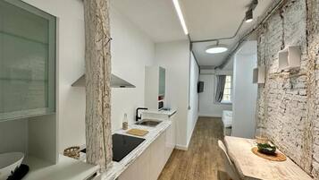 Studio suite, uitzicht op stad | Privékeuken | Een koelkast, een magnetron, een kookplaat, een broodrooster