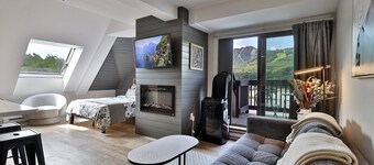 Newly Renovated Studio! Amazing Views/Location 3F9. Pool. Hot Tub, Shuttle.