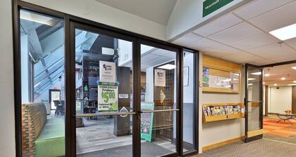 Newly Renovated Studio! Amazing Views/Location 3F9. Pool. Hot Tub, Shuttle.