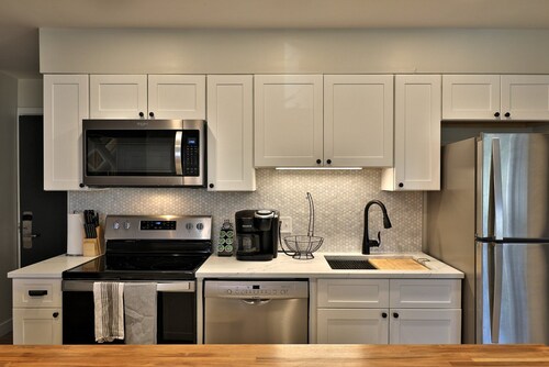 The Swirl Suite at Killington: Renovated 2RM/2BA Suite. Sleeps 6. Discounted Ski Rentals.