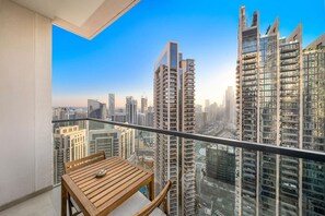 Outdoor dining - FIRST CLASS | 2BR | Mesmerizing Views (Dubai)