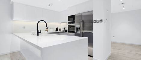 Kühlschrank, Mikrowelle, Ofen, Herdplatte