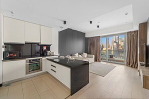 Een koelkast, een microgolfoven, een oven, een kookplaat