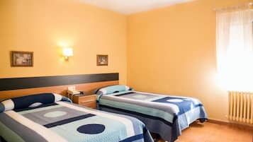 Phòng đôi phong cách cổ điển | Chăn bông, bàn, khu vực làm việc phù hợp cho laptop