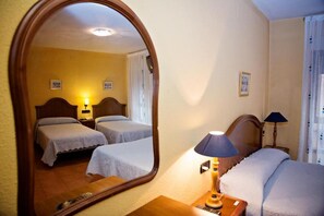 Vierpersoonskamer | Donsdekens, een bureau, een laptopwerkplek, gratis wifi