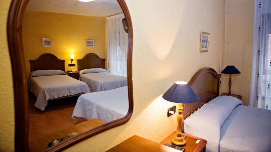 Hostal Guzman El Bueno by gaiarooms
