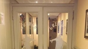 Un pasillo con puertas dobles que dan a una habitación.