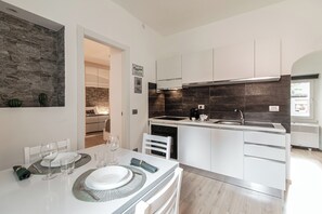 Apartamento | Cozinha privada | Frigobar, fogão, cooktop, máquina de café expresso