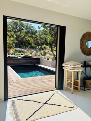 Utomhuspool och uppvärmd pool