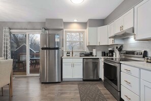 Køleskab, mikrobølgeovn, ovn, kogeplade