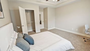 2 chambres, bureau, fer et planche à repasser, lit de bébé portatif